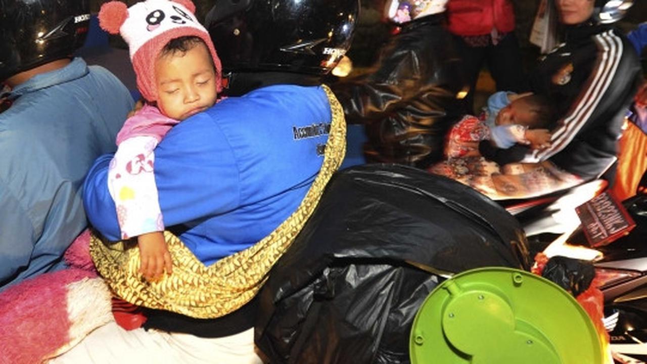 Potret lelah anak-anak pemudik sepeda motor
