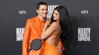 Kylie Jenner dan Timothee Chalamet Pakai Baju Couple ke Premiere Film Marty Supreme, Tepis Rumor Putus