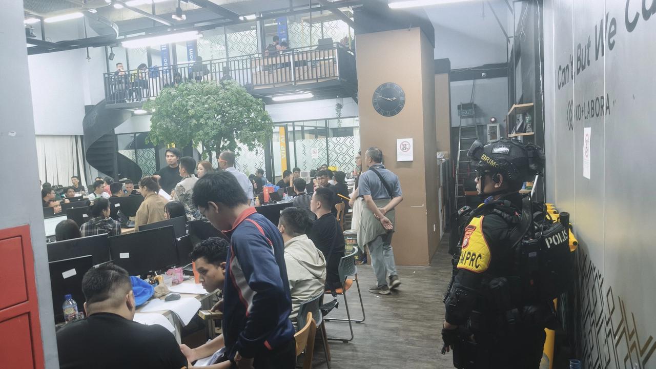 Polisi Gerebek Judi Online Internasional di Gedung Hayam Wuruk Jakpus, Brimob Bersenjata Lengkap Dikerahkan
