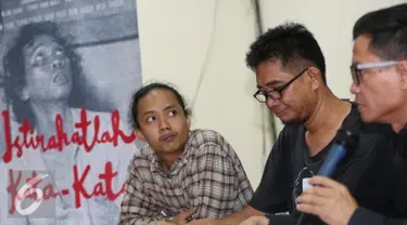 Anak Wiji Thukul, Fajar Merah (kiri) saat menghadiri konferensi pers dengan tema "Film Wiji Thukul dan Janji Jokowi" di Jakarta, Rabu (25/1). Seiring dengan pemutaran film ini, keluarga Thukul kembali menuntut Presiden Jokowi. (Liputan6.com/Faizal Fanani)