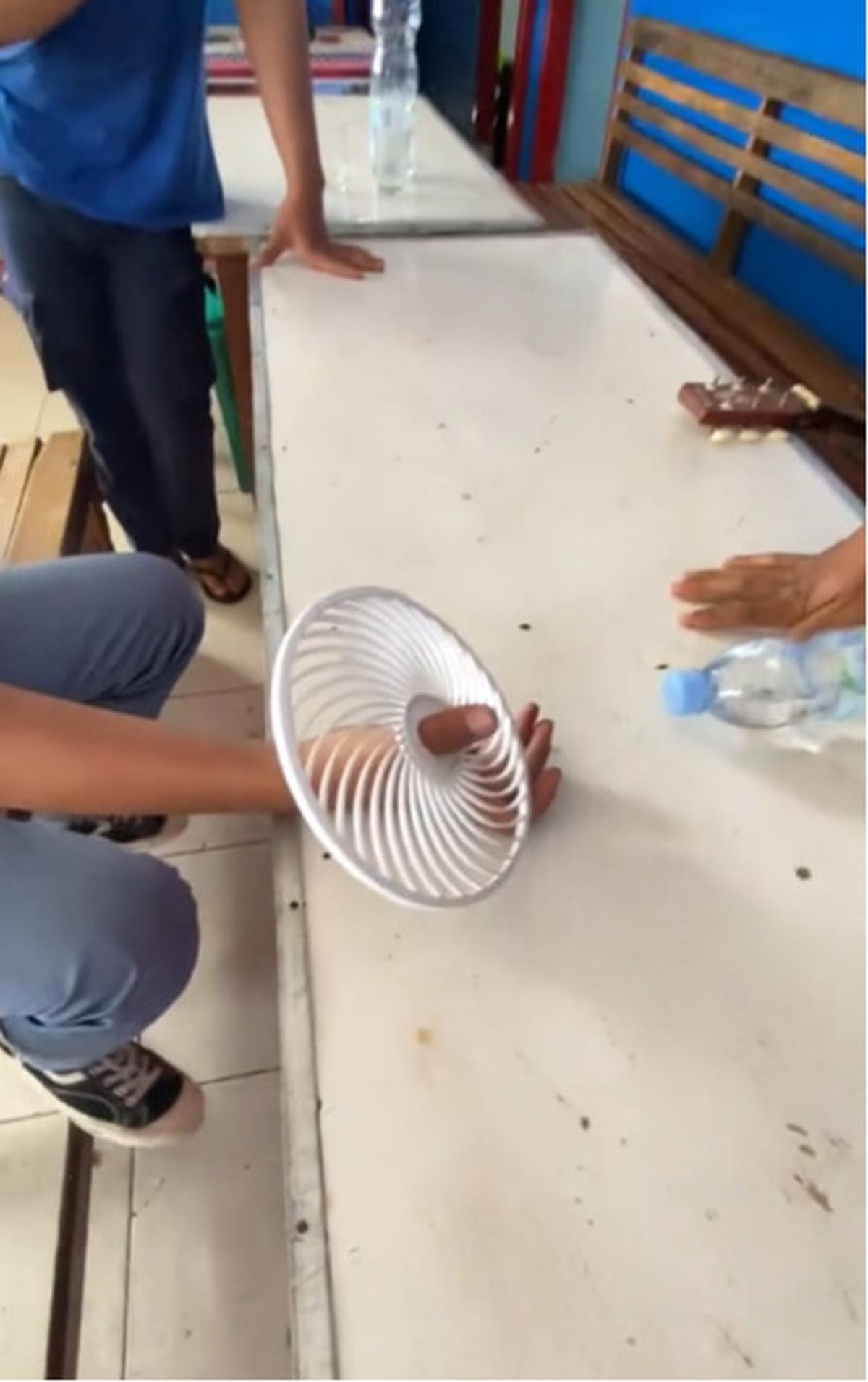 Panik Jarinya Tak Bisa Keluar dari Tutup Kipas Angin, Momen Pria Datangi Damkar Minta Bantuan Ini Curi Perhatian