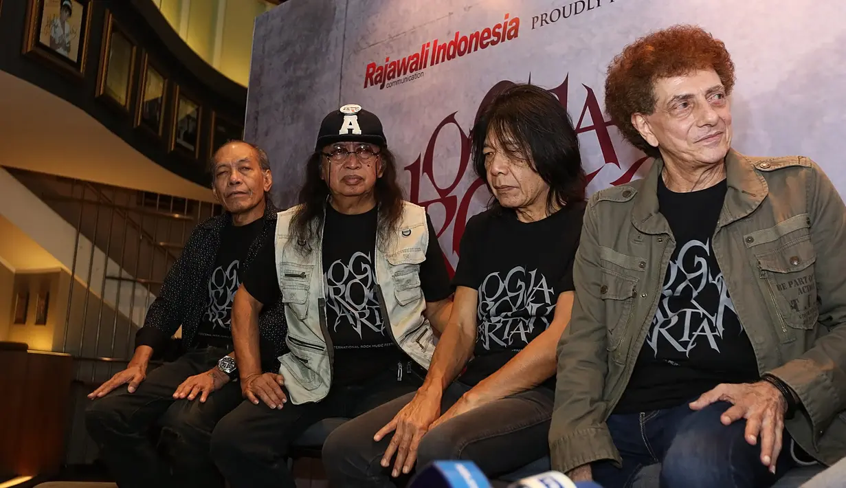 Achmad Albar, Ian Antono, Fajar, Donny Fattah, dan Abadi Soesman akan tampil usai waktu Maghrib di hari pertama. Setelah itu, sekitar pukul 21.00 WIB, band asal Amerika, Dream Theater tampil diatas panggung. (Bambang E. Ros/Bintang.com)