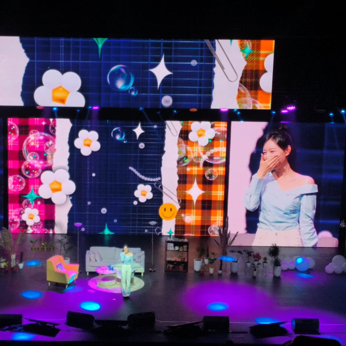Ekspresi Malu-malu Kim Ji Won saat Nyanyikan Stupid Cupid di Fan Meeting Jakarta