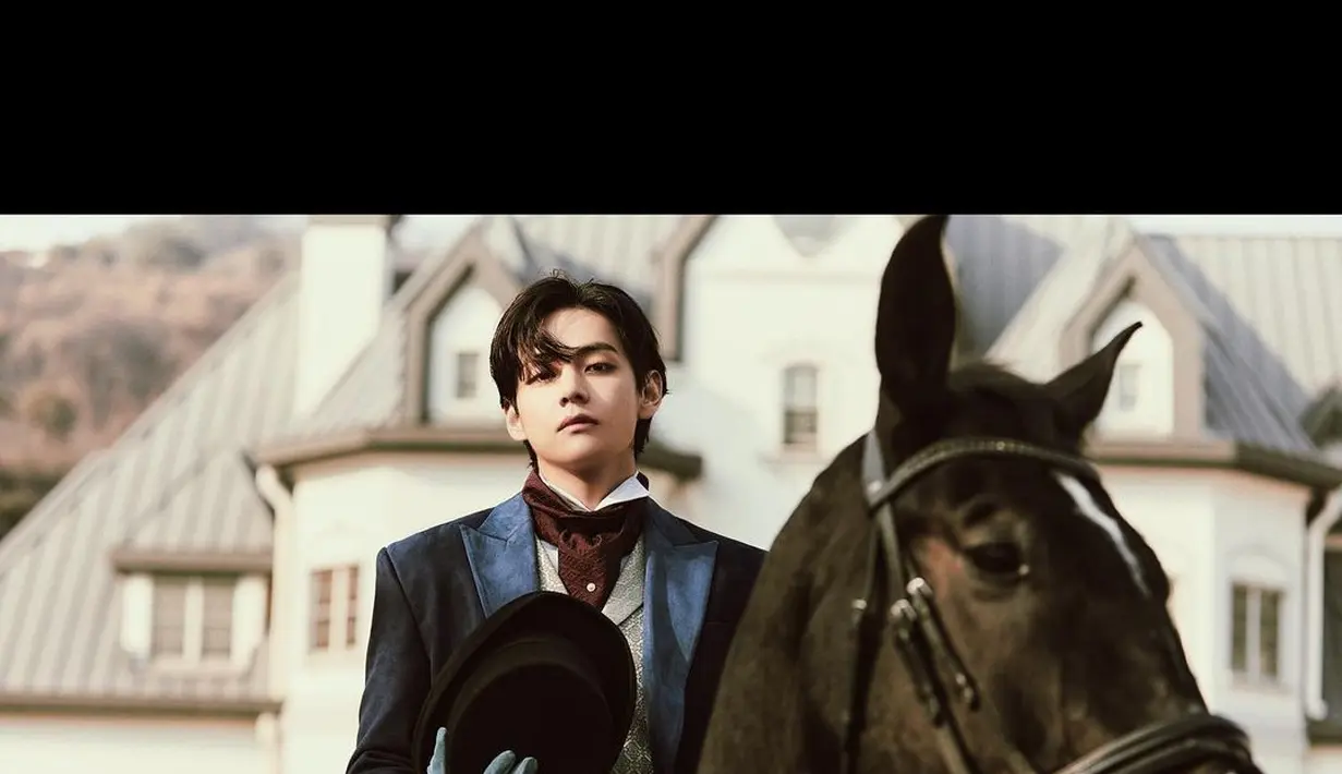 Tak hanya gentleman, tapi Taehyung tampil bak pangeran di foto berikut. Berpose di atas kuda, Taehyung mengenakan setelan lengkap seorang bangsawan. Foto: Instagram.