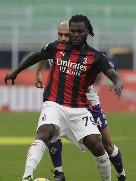 Gelandang AC Milan, Franck Kessie megontrol bola saat bertanding melawan Fiorentina pada pertandingan lanjutan Liga Serie A Italia di stadion San Siro di Milan, Italia, Minggu (29/11/2020). AC Milan menang 2-0 atas Fiorentina. (AP Photo / Luca Bruno )