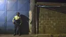 Petugas Polisi Kota berjaga di jalan selama operasi di tengah pandemi COVID-19 di Los Teques, negara bagian Miranda, Venezuela, 20 Maret 2021. Di Miranda ada pembatasan keluar sejak pukul 18.00 dan perintah penutupan toko pada pukul 16.00 di tengah gelombang kedua pandemi. (Federico PARRA/AFP)