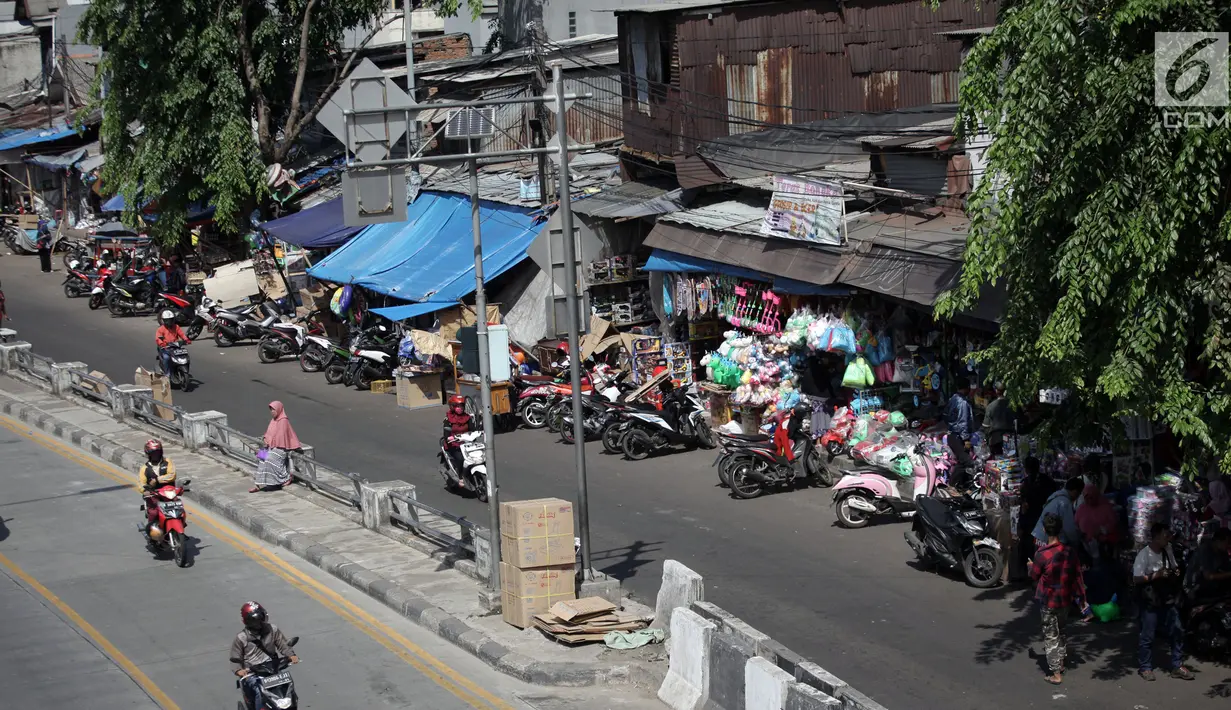 Suasana kios mainan di Pasar Gembrong, Jakarta, Selasa (9/1). Para pedagang yang terkena penertiban untuk proyek pembangunan Tol Becakayu di pasar itu mengkhawatirkan sepinya pembeli ketika dipindah ke Pasar Cipinang Besar. (Liputan6.com/Arya Manggala)