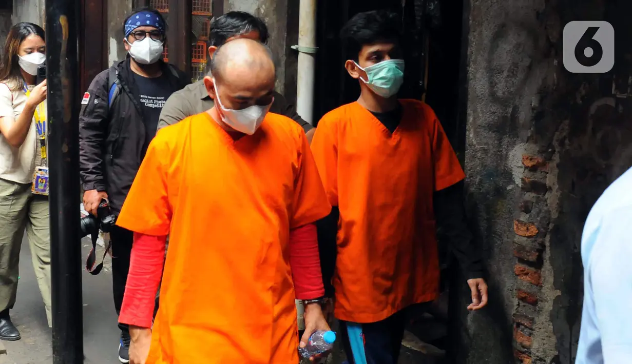 Tersangka dihadirkan saat konferensi pers kasus rumah industri narkoba di pemukiman padat penduduk Kampung Rawa, Johar Baru, Jakarta Pusat, Selasa (7/2/2023). Polisi mengungkap laboratorium pembuatan narkotika jenis ekstasi dan menetapkan empat tersangka dalam kasus ini. (merdeka.com/Imam Buhori)