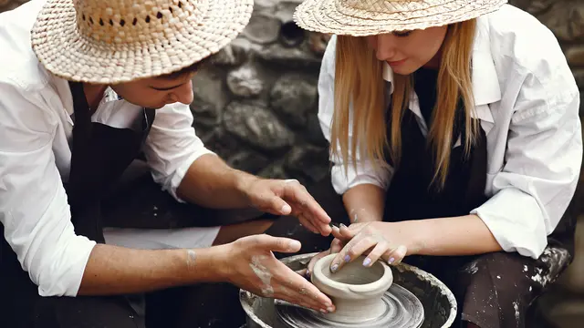 Sepasang kekasih sedang membuat vas bunga dari tanah liat (Foto Dok: Freepik/proostoleh)