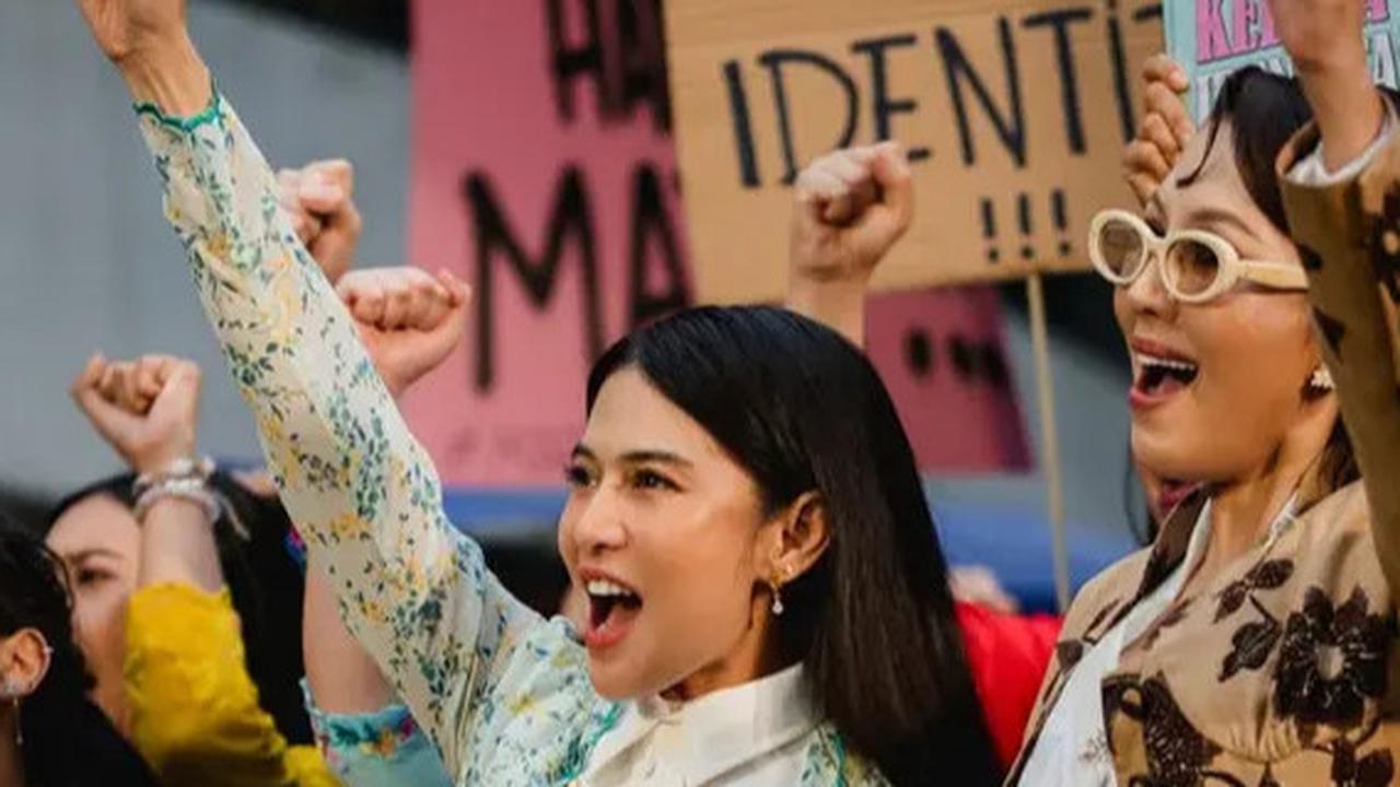 5 Potret Detail Kebaya Dian Sastrowardoyo di Hari Kebaya Nasional 2025, Simpel tapi Memikat