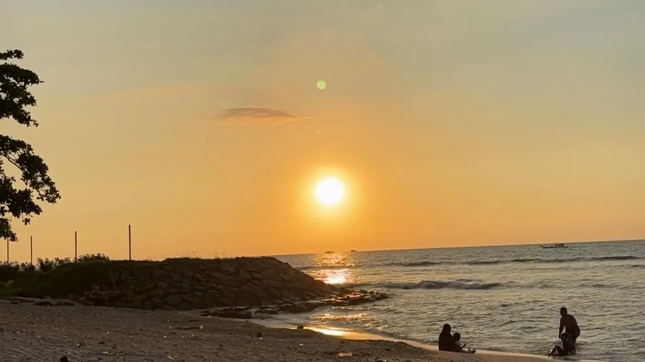 Suasana saat jelang matahari terbenam di Pantai Kalicaa, yang merupakan pantai privat di Tanjung Lesung Beach Hotel and Resort. (Liputan6.com/Luqman Rimadi)