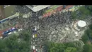 Cuplikan berita TV udara menunjukkan kerumunan yang padat dan padat berlarian di jalan-jalan, memanjat bangunan di taman dan lalu lintas yang macet.(WABC-TV via AP)