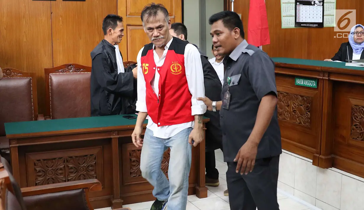 Terdakwa Tio Pakusadewo usai menjalani sidang putusan di PN Jakarta Selatan, Selasa (24/7). Majelis hakim memvonis Tio Pakusadewo dengan hukuman sembilan bulan masa tahanan dan enam bulan rehabilitasi. (Liputan6.com/Immanuel Antonius)