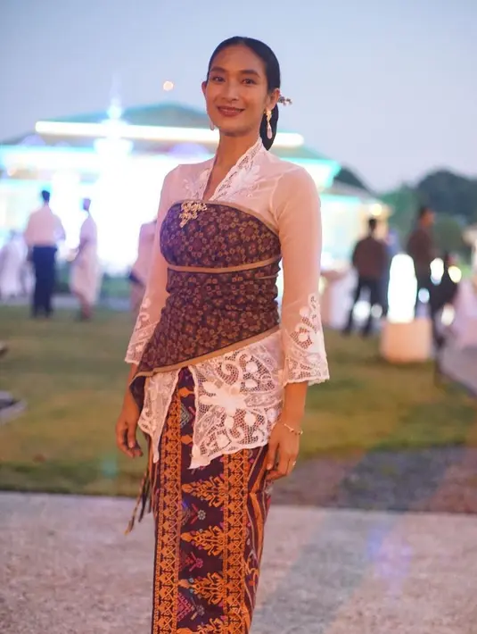 Di potret ini, Happy Salma kenakan kebaya transparan putih dengan lilitan batik sebagai kemben. Lengkap dengan bros [@happysalma]