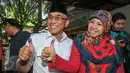 Mohammad Idris dan istri usai melakukan pencoblosan di TPS 077 di Perum Pondok Duta, Sukmajaya, Depok, (9/12). Idris akan bersaing dengan pasangan nomor urut satu yaitu Dimas Oky Nugroho dan Babai Suhaimi. (Liputan6.com/Yoppy Renato)