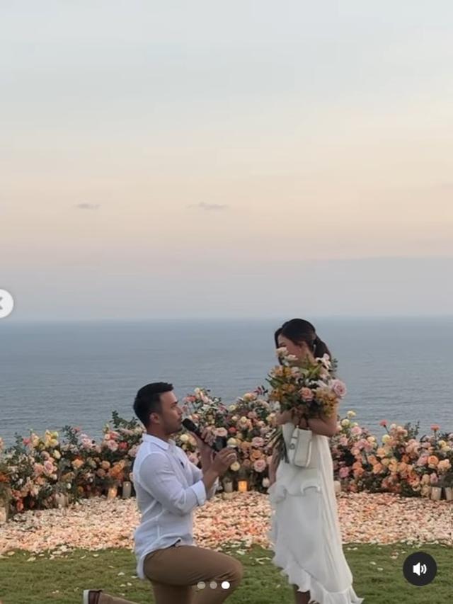 Yakup Hasibuan tiba-tiba bernyanyi lagu "Teman Hidup" dan bersimpuh di hadapan Jessica Mila untuk memberikan sebuah kotak berisi cincin dan melamar sang aktris. (Instagram @vidialdiano)