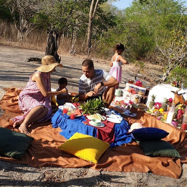 7 Gaya Liburan Happy Salma di Atas Kapan Bersama Keluarga