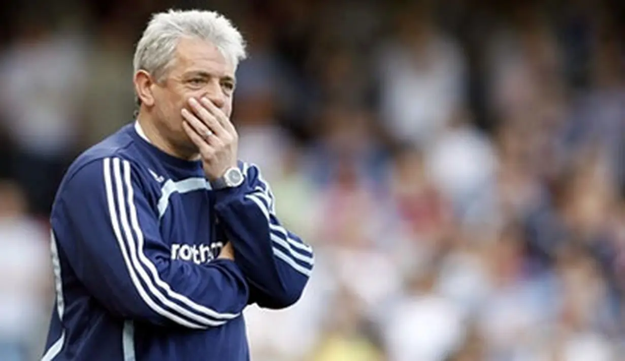 Newcastle's English manager Kevin Keegan gestures during their Premiership League match against West Ham at Upton Park, East London, England, on April 26, 2008. AFP PHOTO/GLYN KIRK