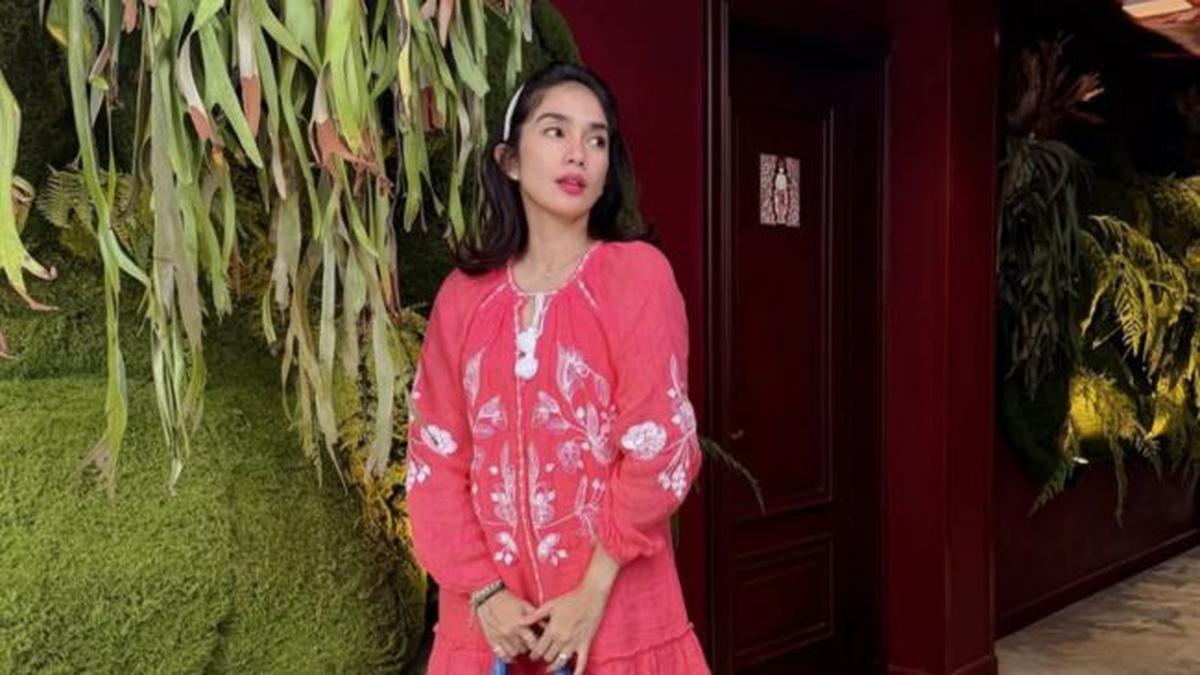 5 Potret Stylish Ussy Sulistiawaty, Awet Muda Dipuji Bak Mahasiswi