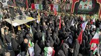 Orang-orang berduka&nbsp;di antara peti jenazah para&nbsp;elite militer Iran, ilmuwan nuklir, dan anggota keluarga mereka yang tewas dalam serangan Israel, selama upacara pemakaman di Teheran, Sabtu (28/6/2025). (Dok. AP/Vahid Salemi)