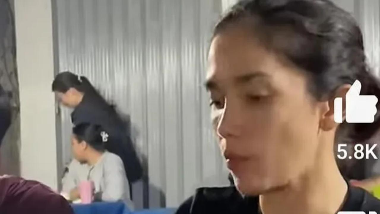 Ussy Sulistiawaty Ajak Mertua Makan di Pecel Ayam Pinggir Jalan, Bikin Salfok Ayah Andika Cuci Tangan Pakai Air Hujan