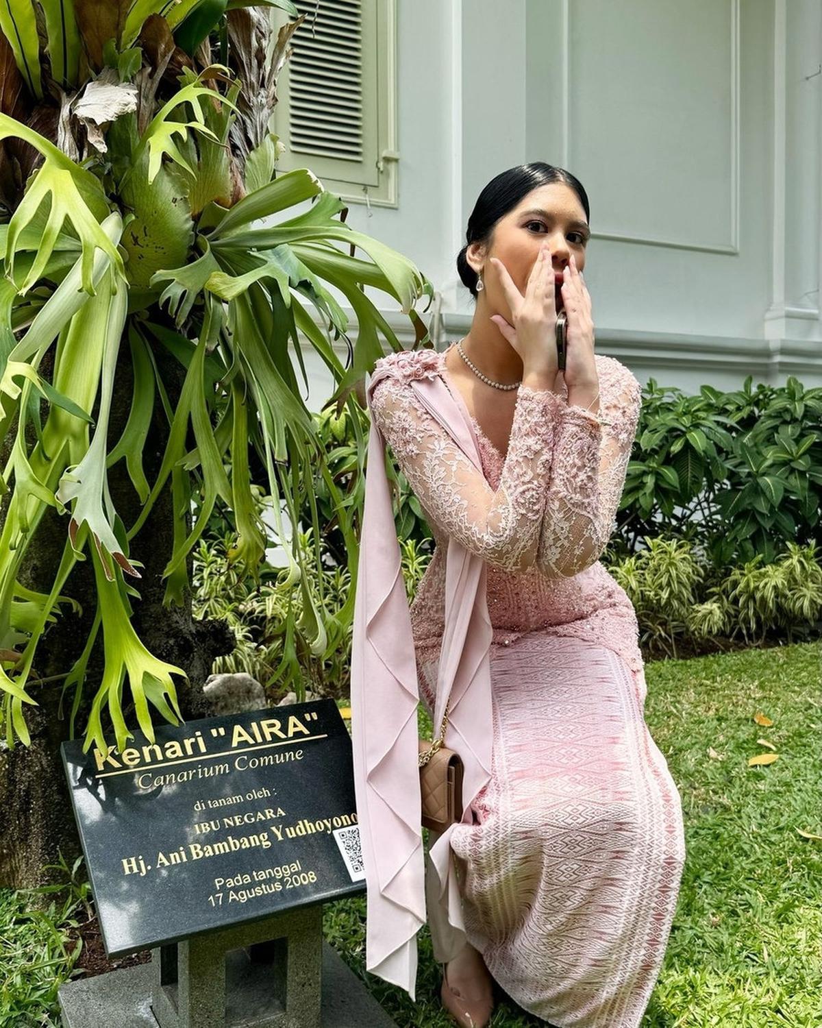 Potret Aira Anak Annisa Pohan Jenguk Pohon Kenari yang Ditanam Bu Ani Untuknya di Istana Negara, Bikin Haru