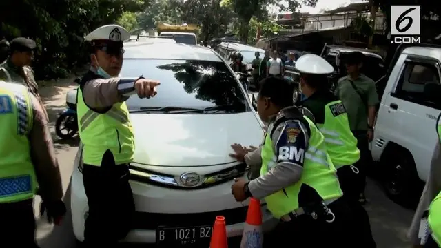 VIDEO: Pengendara Minibus Nekat Terobos Barikade Petugas