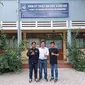 Riko Naufal Umpratama (kiri) dan Daffa Raihan Hilmy foto bersama salah satu dosen di&nbsp;Ho Chi Minh City University Of Technology (HCMUT) Vietnam, saat menjalani program Pertukaran mahasiswa yang merupakan kolaborasi PHR dan UIR.