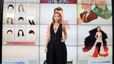 Pemain serial tv Modern Family, Sarah Hyland mengenakan gaun berpotongan minimalis pada "The 22nd Annual Critics' Choice Awards" di California, Minggu (11/12). Bagian depan gaun karya Vera Wang itu tampak dihias ritsleting. (Mike Windle/Getty Images/AFP)