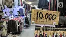 Potongan kardus bertuliskan harga pakaian bekas impor terlihat di Pasar Senen, Jakarta, Kamis (4/3/2021). Sepinya penjualan diperparah dengan rumor pakaian bekas impor berpotensi menyebarkan virus COVID-19. (merdeka.com/Iqbal S. Nugroho)