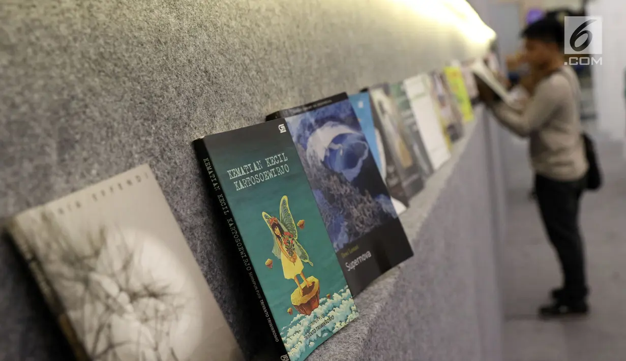Pengunjung melihat-lihat buku pada gelaran Indonesia International Book Faor 2018 di Jakarta Convention Center, Minggu (16/9). Puluhan penerbit dari 17 negara hadir menyemarakkan perhelatan yang digelar selama lima hari. (Liputan6.com/Helmi Fithriansyah)