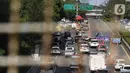 <p>Petugas memasang barikade di Tol Dalam Kota yang mengarah ke Tol Cikampek di Jakarta, Jumat (6/5/2022). Polda Metro Jaya memberlakukan penutupan akses menuju Tol Jakarta-Cikampek dari arah Tol Dalam Kota dan Tol Priok guna mengantisipasi terjadinya kepadatan lalu lintas pada arus balik Lebaran 2022. (Liputan6.com/Herman Zakharia)</p>