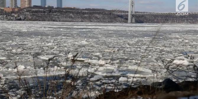 VIDEO: Penampakan Es Mencair di Aliran Sungai New York