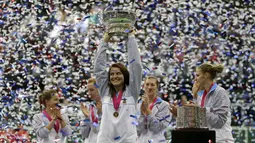 Petenis Republik Ceska, Lucie Safarova, mengangkat trofi juara Fed Cup setelah mengalahkan Rusia di final yang berlangsung di Praha, Republik Ceska, (15/11/2015). (Reuters/David W Cerny)