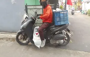 Sisi Pahit Kurir Paket, Terjerat Suspend hingga Ongkir Terpangkas
