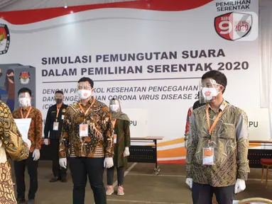 Petugas KPU saat mengikuti simulasi pemungutan suara dalam pemilihan serentak 2020 di Halam Kantor KPU, Jakarta, Rabu (22/7/2020). Simulasi pemungutan suara di TPS dengan menerapkan protokol kesehatan Covid-19. (merdeka.com/Imam Buhori)