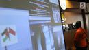Salah satu tersangka dari kelompok hacker yang meretas situs PN Sulawesi Tenggara serta latar tampilan situs yang berhasil diretas diperlihatkan saat rilis di Bareskrim Mabes Polri, Jakarta, Jumat (9/11). (Liputan6.com/Helmi Fithriansyah)