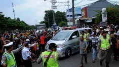 Mobil ambulan yang membawa jenazah Olga Syahputra tiba di rumah duka pukul 9.45 WIB, Jakarta, Sabrtu (28/3/2015). Ribuan orang memadati sepanjang jalan kediaman Olga Syahputra (Liputan6.com/Faisal R Syam)
