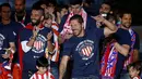 Pelatih Atletico Madrid, Diego Simeone terlihat ikut menari saat parade kemenangan yang dipusatkan di Taman Air Mancur Neptuno, Madrid, (18/5/2014). (REUTERS/Juan Medina)