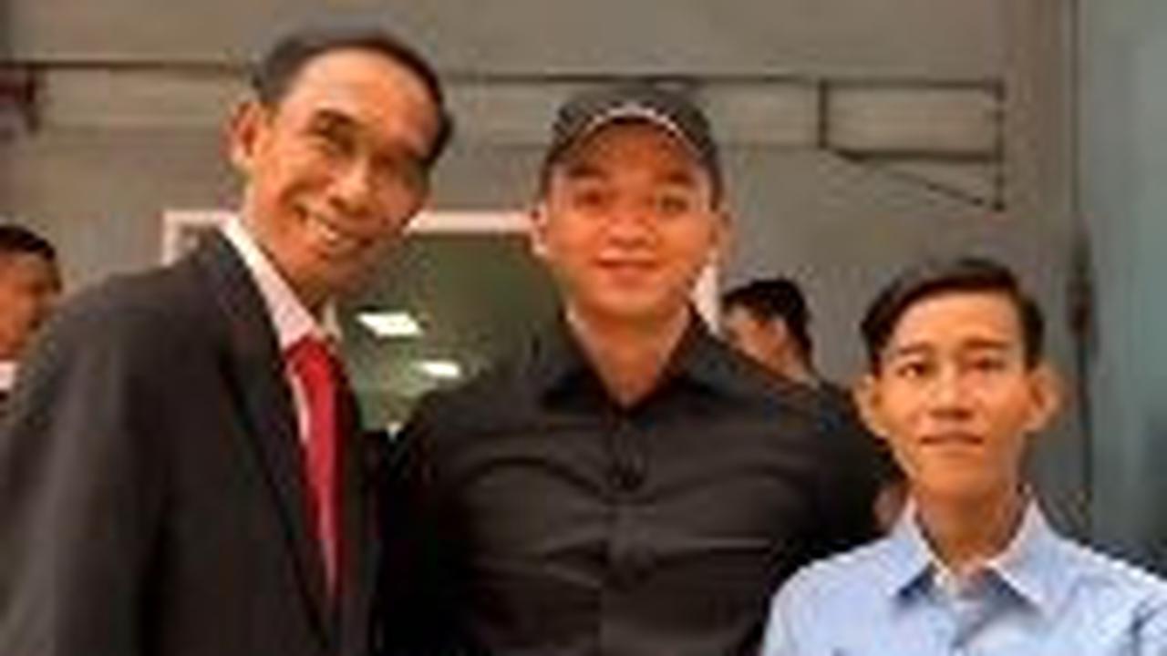 "Ketika Mayor Tessy mengawal Jokowi dan Mas Gibran," tulis keterangan video.