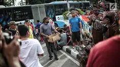 Masyarakat foto bersama eks pekerja PT Freeport Indonesia saat Car Free Day di kawasan Bunderan HI, Jakarta, Minggu (30/12). Aksi tersebut dilakukan protes mereka ke pemerintah. (Liputan6.com/Faizal Fanani)