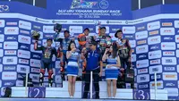 Arai Agaska Dibani Laksana&nbsp;harus puas meraih podium ketiga&nbsp;(dua dari kanan) pada hari pertama bLu cRU Yamaha Sunday Race 2024 di Sirkuit Mandalika, Lombok, Nusa Tenggara Barat, Sabtu (20/7/2024) sore WITA. (Bola.com/Rizki Hidayat)