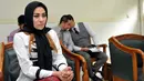 Artis seksi Cinta Penelope menjalani sidang cerai perdana dengan sang suami, Donny Hermawan di Pengadilan Agama Jakarta Timur, Selasa (9/6/2015). Cinta melayangkan gugatan cerai terhadap suaminya pada 5 Mei 2015 lalu. (Liputan6.com/Panji Diksana)