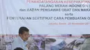 Wakil Presiden RI, Jusuf Kalla usai memberi sambutan pada penandatanganan kesepakatan antara PMI dan BPOM di Jakarta, Senin (20/11). Kepala BPOM juga menyerahkan sertifikat cara pembuatan obat yang baik kepada PMI. (Liputan6.com/Helmi Fithriansyah)
