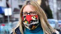 Masker penuh warna yang didesain oleh desainer asal Kroasia, Zoran Aragovic. (DENIS LOVROVIC / AFP)