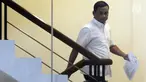 Direktur Bisnis Regional Maluku dan Papua PLN, Ahmad Rofiq menaiki tangga menuju ruang pemeriksaan di Gedung KPK, Jakarta, Rabu (26/12). Ahmad Rofiq diperiksa terkait kasus dugaan suap pembangunan PLTU Riau-1. (Merdeka.com/Dwi Narwoko)