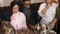 Mediasi Gagal, W Menangis Bersujud di Kaki Ibunda Dewi Perssik Sambil Minta Maaf