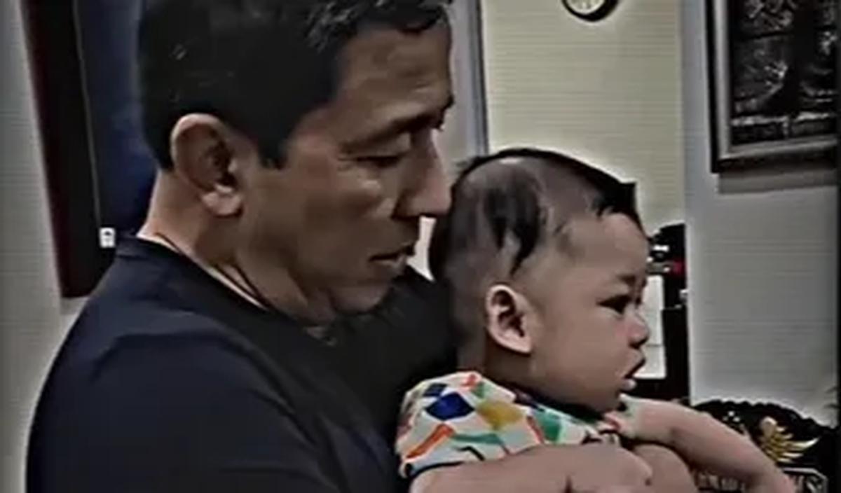 Terlihat jenderal bintang tiga itu tampil santai menggunakan sarung dan kaos oblong.