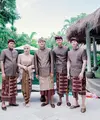 Rizky Febian dan Mahalini baru saja menjalani beberapa prosesi adat Bali yang maknanya meminta izin kepada leluhur Mahalini untuk menikah. Suasana bahagia, sekaligus haru Ketika keluarga Sule kompak mengantar putra sulungnya menjalani prosesi ini. [Foto: Instagram/putridelinaa]