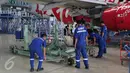 Teknisi tengah melakukan perbaikan pesawat di Hanggar 4 GMF, Tangerang, Jumat (6/11/2015). Untuk mendukung operasional hanggar tersebut dibutuhkan setidaknya ratusan teknisi hingga akhir tahun.(Liputan6.com/Angga Yuniar)